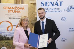 Slavnostní předávání pamětních listů v Senátu Parlamentu ČR. Senátorka Helena Pešatová předává pamětní list starostovi Jiřímu Drobnému.Zdroj fotografie: kancelář Senátu