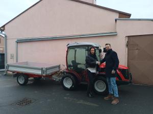 Obchodní zástupce společnosti Pekass a.s. Romana Budínová předává starostovi Radovesic Jiřímu Drobnému komunální techniku.